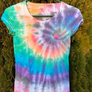 Camiseta bordada Tie-Dye I Am Love Cristal cornalina oculto