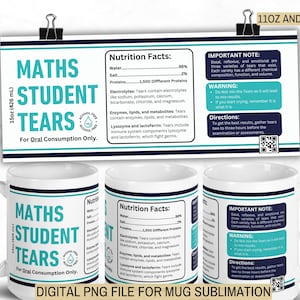 Könnte beinhalten: Eine weiße Keramiktasse mit blauem und türkisfarbenem Design. Die Tasse zeigt den Text "Maths Student Tears" mit einem Nährwert-Etikett und einem Abschnitt mit wichtigen Hinweisen. Die Tasse ist nur zum oralen Verzehr bestimmt.