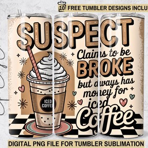 Op de afbeelding: Een beige beker met de tekst "SUSPECT Claims to be BROKE but always has money for iced Coffee." Het ontwerp bevat een afbeelding van ijskoffie, harten en sterren. De beker heeft een rietje en een deksel.