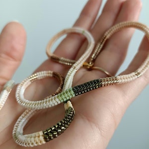 Schlangenkette ⟡ Handgewebte Perlenseilhalskette. Elegantes Statement. Geschenk für sie