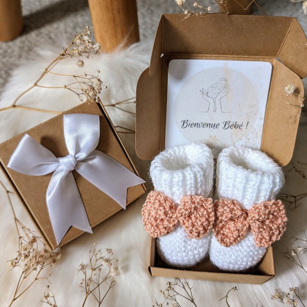 Chaussons en laine pour bébé. Tricotés main