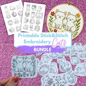 Pode incluir: Um conjunto de designs de bordado de gatos para colar e costurar. A imagem inclui várias ilustrações de gatos, um bastidor de bordado com dois gatos sorrindo e folhas de adesivos. O texto "Printable Stick & Stitch Embroidery Cats Bundle" é exibido.