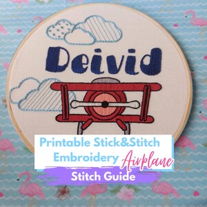 Pode incluir: Arte de bordado em bastidor com o nome "Deivid" em azul marinho, um avião vermelho e nuvens azuis e brancas. O texto "Printable Stick & Stitch Embroidery Airplane Stitch Guide" é exibido abaixo.