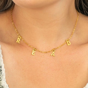 Collar de lectura: joyería inspirada en los libros / collar con dije de letra / delicada joyería de oro / regalo para amantes de los libros / lector