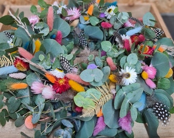 Türkranz / Handgebundener Eukalyptuskranz aus frischem Eukalyptus und Trockenblumen in Regenbogenfarben / Tischkranz / bunter Wandkranz