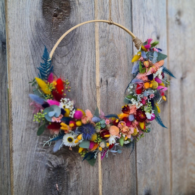 Trockenblumenkranz DIY, Trockenblumenkranz selbst gestalten, haltbarer Türkranz, Trockenblumenkranz bunt, Bambusring Kranz, ganzjähriger Kranz für Haustür, jahreszeitlicher Kranz, Kranz aus Trockenblumen, Geschenkset DIY Kranz, Kranz selbst binden