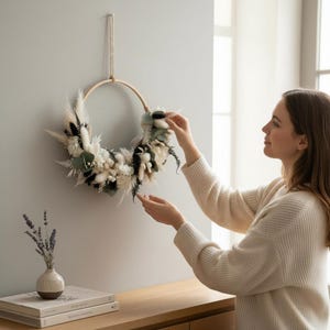 Trockenblumenkranz DIY, Trockenblumenkranz selbst gestalten, haltbarer Türkranz, Trockenblumenkranz bunt, Bambusring Kranz, ganzjähriger Kranz für Haustür, jahreszeitlicher Kranz, Kranz aus Trockenblumen, Geschenkset DIY Kranz, Kranz selbst binden