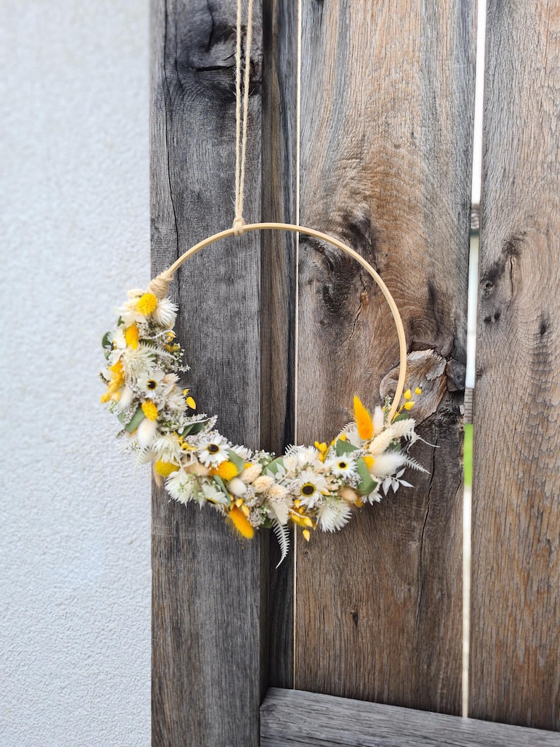 Trockenblumenkranz DIY, Trockenblumenkranz selbst gestalten, haltbarer Türkranz, Trockenblumenkranz bunt, Bambusring Kranz, ganzjähriger Kranz für Haustür, jahreszeitlicher Kranz, Kranz aus Trockenblumen, Geschenkset DIY Kranz, Kranz selbst binden