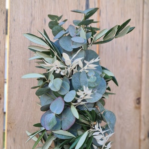 frische Tischgirlande, Brautgirlande, Autoschmuck Girlande grün, Autogirlande, Blumenschmuck für Tisch Eukalyptus und Olive, gebundene Hochzeitgirlande, Girlande Traubogen, frisch gebundene Girlande, Tischgesteck Hochzeit, Girlande freie Trauung
