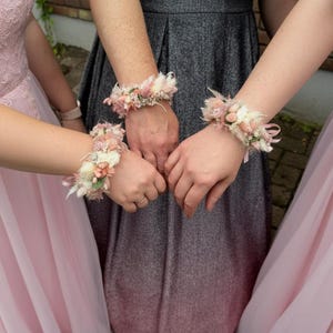 Trockenblumen Armand, Armband aus Trockenblumen, Blütenband für Handgelenk, Brautschmuck Blumenarmband, haltbares Blütenarmband, Armschmuck Braut Trockenblumen, Kränzchen für Handgelenk, Blumenarmband Kommunion, Armschmuck Kommunion