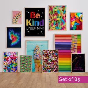 Può includere: Un set di 85 stampe artistiche colorate con immagini varie tra cui caramelle arcobaleno, un cuore al neon, un gelato, matite colorate, coriandoli e un poster nero con il testo Be Kind TO YOUR MIND.