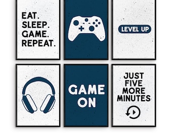Könnte beinhalten: Ein Set aus sechs rechteckigen Wandbildern mit Gaming-Grafiken und Texten. Die Designs zeigen einen Game-Controller, Kopfhörer und Schriftzüge wie EAT. SLEEP. GAME. REPEAT., LEVEL UP, GAME ON sowie JUST FIVE MORE MINUTES.