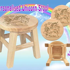 Puede incluir: Un taburete de madera con un diseño de unicornio y el nombre "Charlotte" grabado en la parte superior. El taburete se muestra de lado y de arriba. El taburete también se muestra desde abajo con un área para un mensaje personalizado.