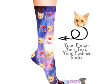 Könnte beinhalten: Ein Paar personalisierte Socken mit einem Galaxie-Druck und einem Katzenkopf, der sich über die gesamte Oberfläche wiederholt. Die Socken tragen den Text "I love Dad", der sich wiederholt. Die Socken sind mit Ihrem eigenen Foto und Text personalisierbar.