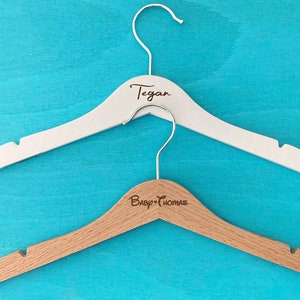 Cintre en bois pour enfants personnalisé et gravé | Première tenue pour baby shower | Cadeau de bienvenue au Royaume-Uni expédition rapide