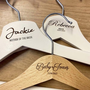 Cintre de mariage en bois gravé pour enfants et adultes | Choix du ruban de logo de marque | Mariés à personnaliser | Nom Rôle Date | Polices