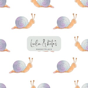 Può includere: Uno schema senza cuciture con illustrazioni ad acquerello di lumache con conchiglie viola e blu e corpi arancioni. Lo schema è su uno sfondo bianco e include il testo "Lulu & Kate's Marketplace".