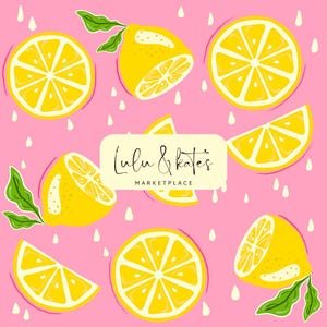 Puede incluir: Un fondo rosa con un patrón de limones amarillos y gotas de lluvia blancas. El texto "Lulu & Kate's Marketplace" está en el centro de la imagen.