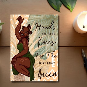 Tarjeta de felicitación con manos en las rodillas de una mujer afroamericana divertida
