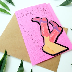 Cartão De Aniversário Howdy Birthday Pink Cowgirl Boot Texturizado