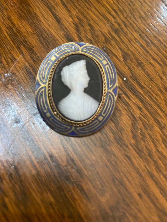 Victorian Art Nouveau Glass Cameo Mourning Brooch - image 1