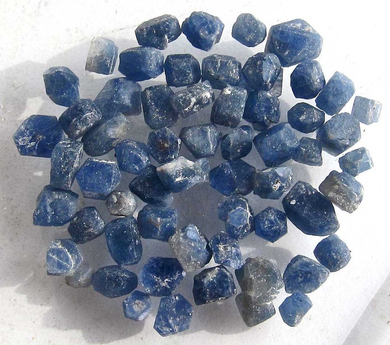 Blauer Saphir aus Madagaskar, 50 Ct., Rohedelsteine Bild 1