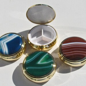 Pill box with agate lid plate, 3 chambers