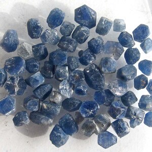 Blauer Saphir aus Madagaskar, 50 Ct., Rohedelsteine Bild 3