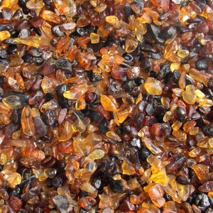 Real amber from Myanmar / Burma, 100 g. Amber chips ø approx. 4-10 mm