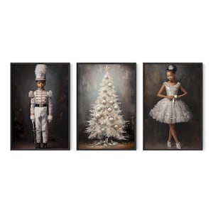 Puede incluir: Conjunto de tres impresiones artísticas enmarcadas. Una presenta a un niño con uniforme de soldado de juguete, otra un árbol de Navidad blanco con adornos y la tercera una joven bailarina con tutú. Todas sobre un fondo oscuro y texturizado.