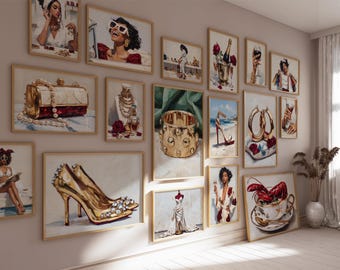Puede incluir: Una colección de impresiones artísticas enmarcadas con temas de moda y lujo. La obra de arte incluye imágenes de joyas, tacones altos, bolsos, champán y retratos de mujeres. La paleta de colores está dominada por el oro, el rojo y el blanco.