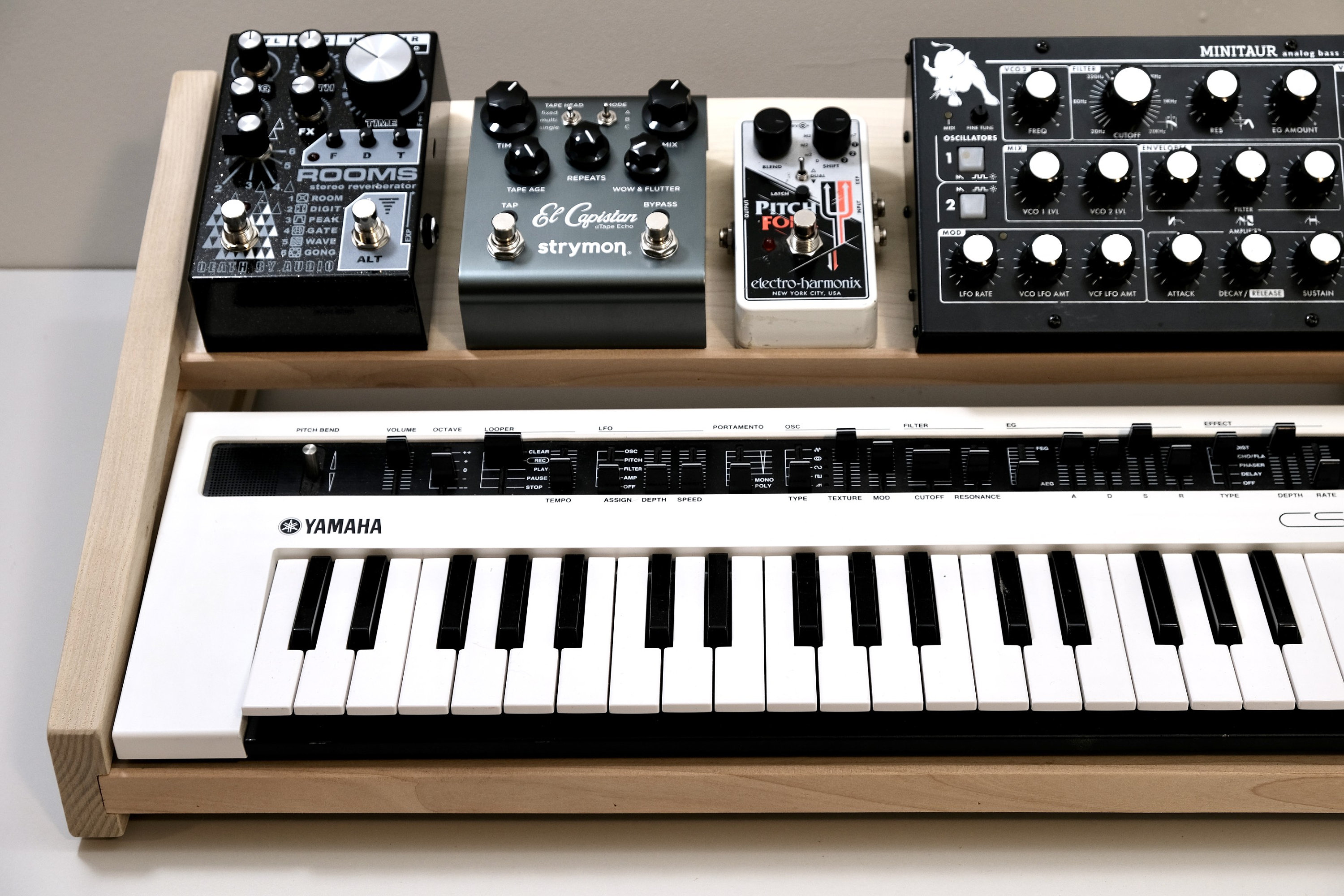 ヤマハ Reface シリーズ シンセスタンド、ペダル棚付き。シンセ ヤマハ Reface シリーズ シンセスタンド、ペダル棚付き。シンセ