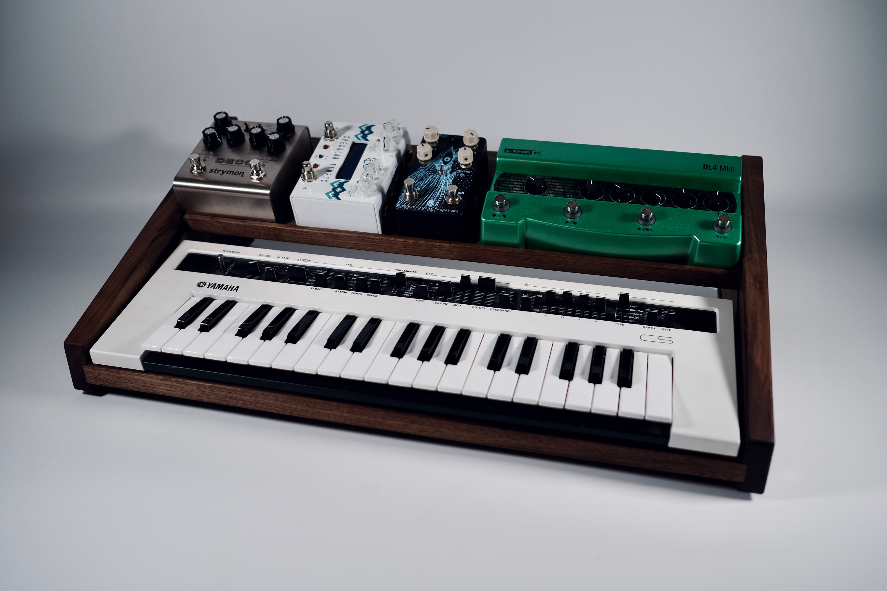 ヤマハ Reface シリーズ シンセスタンド、ペダル棚付き。シンセ ヤマハ Reface シリーズ シンセスタンド、ペダル棚付き。シンセ