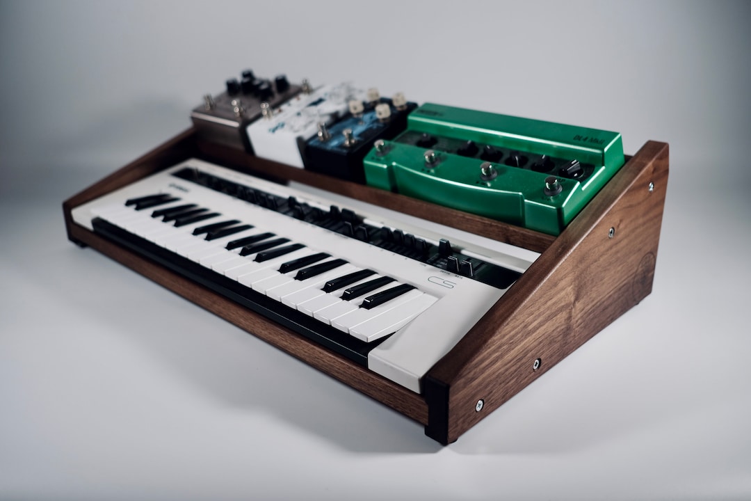 ヤマハ Reface シリーズ シンセスタンド、ペダル棚付き。シンセ ヤマハ Reface シリーズ シンセスタンド、ペダル棚付き。シンセ
