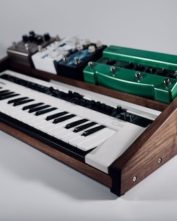 ヤマハ Reface シンセスタンド（ペダルシェルフ付き）：ハンドメイド