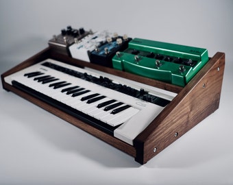 ヤマハ Reface シリーズ シンセスタンド、ペダル棚付き。シンセ ヤマハ Reface シリーズ シンセスタンド、ペダル棚付き。シンセ