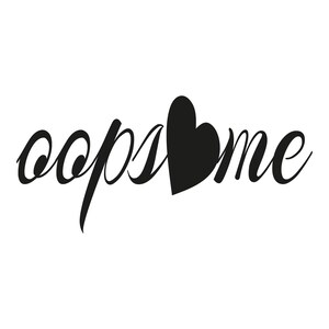 Könnte beinhalten: Schwarzweißes Grafikdesign mit dem Text "oops I love me" mit einem schwarzen Herzen in der Mitte des Textes.
