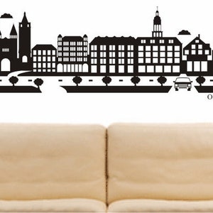 Könnte beinhalten: Schwarz-weiße Silhouette einer Stadtlandschaft mit Gebäuden, Bäumen und einem Auto. Der Text "OFFENBURG" befindet sich am unteren Rand des Bildes.