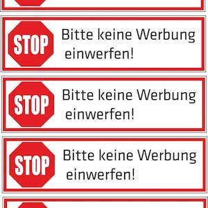 Könnte beinhalten: Fünf rote und weiße Stoppschilder mit dem Text "STOP" in weißen Buchstaben. Jedes Schild hat den Text "Bitte keine Werbung einwerfen!" in schwarzen Buchstaben.