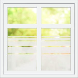 Könnte beinhalten: Ein weißes Fenster mit vier Fensterscheiben, mit einer mattierten Glasfolie mit horizontalen goldenen Streifen. Das Fenster ist vor einem verschwommenen Hintergrund aus grünem Laub platziert.