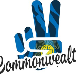 Könnte beinhalten: Ein Friedenszeichen mit der Flagge des Commonwealth of Nations. Die Flagge ist blau mit einer gelben Sonne und einem Globus in der Mitte. Das Wort "Commonwealth" ist in schwarzer Kursivschrift unter dem Friedenszeichen geschrieben.