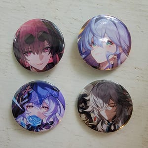 Puede incluir: Cuatro pines redondos con botones que representan personajes de anime. El primer pin presenta a una mujer con cabello rojo largo y gafas de sol oscuras. El segundo pin presenta a una mujer con cabello azul largo. El tercer pin presenta a una mujer con cabello morado largo y una rosa azul. El cuarto pin presenta a un hombre con cabello blanco largo.