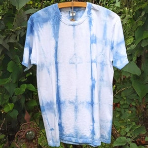 handgefärbtes T-Shirt Unikat Batik mit Indigo in Shibori Technik - Größe M #1 Geschenk für Naturliebende