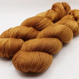 Sockenwolle pflanzengefärbt hell Rotbraun *Ulmenrinde * Geschenk für Strickerinnen handgefärbte Sockenwolle rötliches hellbraun pflanzengefä