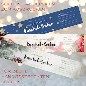 Könnte beinhalten: Drei druckbare Geschenkanhänger für handgestrickte Socken. Jeder Anhänger zeigt eine blaue und weiße Winterszene mit dem Text "HANDGESTRICKTE Kuschel-Socken" und leere Zeilen für "VON", "GROBE", "MATERIAL" und "PFLEGE". Der untere Anhänger enthält außerdem den Text "FÜR DEINE HANDGESTRICKTEN SOCKEN".