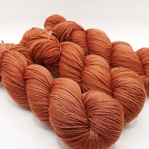 Lanartus Fine Merino Socks 6fach Sockenwolle 150g - pflanzengefärbt ziegelrot rostrot Wolle * Geschenk für Strickerinnen dicke Sockenwolle