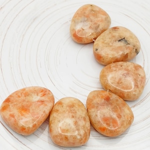 Sonnenstein Trommelstein-Anhänger (gebohrt) - Sonnenstein Steinanhänger - Edelstein Glücksbringer Energiestein Geschenk bei Depression