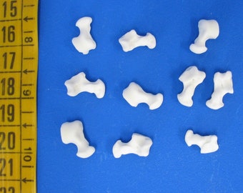 Może przedstawiać: Dziesięć białych plastikowych modeli anatomicznych kości na niebieskim tle.
