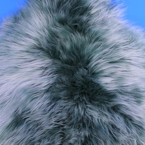 Skóra owcza, długowłose kawałki skóry owczej w kolorze ciemnozielonym. Oryginalne kawałki futra do dekoracji i rękodzieła. Futro do rękodzieła. Kolorowa skóra owcza.