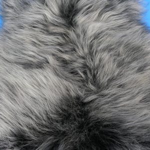 Owcza skóra, długowłose kawałki czarnej owczej skóry. Prawdziwe futro do dekoracji i rzemiosła. Futro do rękodzieła. Kolorowa owcza skóra.